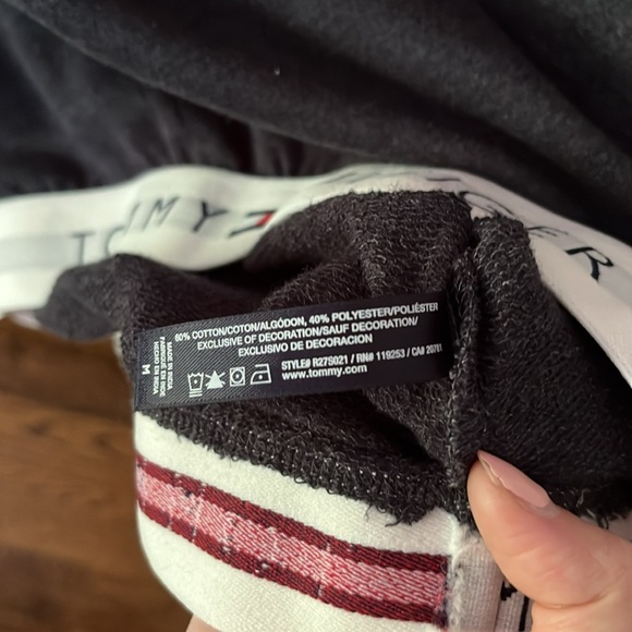 Tommy Hilfiger cropped sweatshirt - Picture 3 of 4